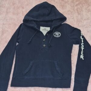 Hollister Women's Dark Blue Pullover Sweater